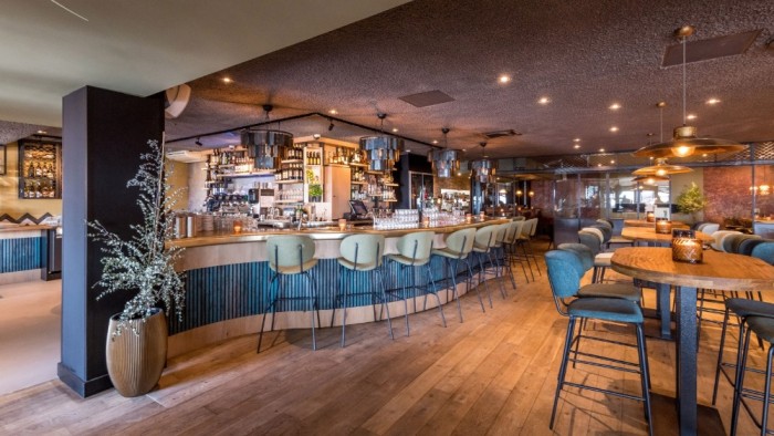 Impressie van de gezellige sfeer en mooie indeling van Brasserie Bruutt in Egmond aan Zee