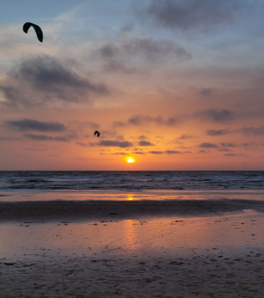 Zonsondergang met kitesurfer.png