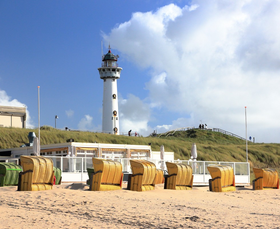 strandstoelen en vuurtoren hotel in Egmond