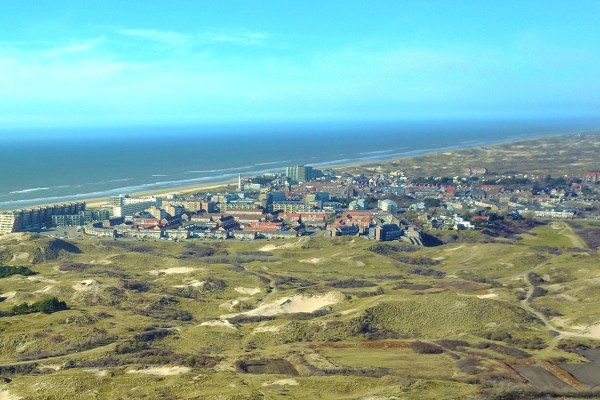 Dronefoto duinen en dorp uitsnede.jpg