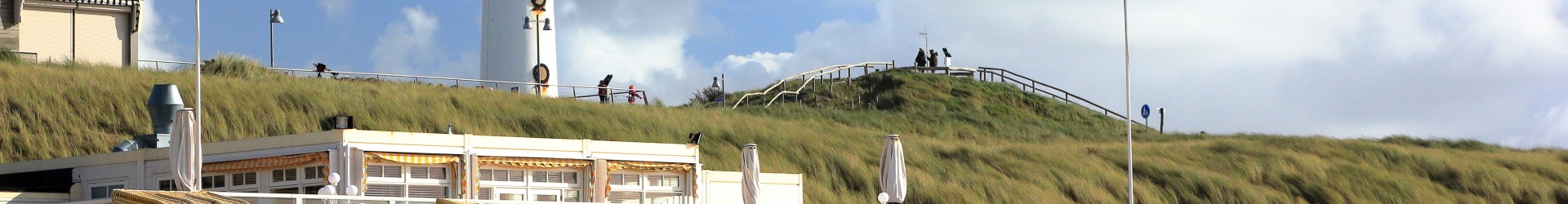 strandstoelen en vuurtoren hotel in Egmond