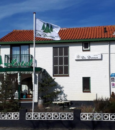 hotel-de-dennen-vooraanzicht01.jpg